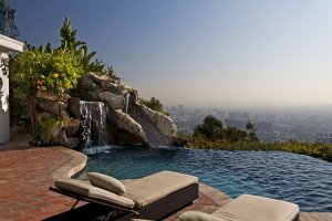 坐落于好莱坞山(Hollywood Hills)日落大道区(Sunset Strip)的日落大